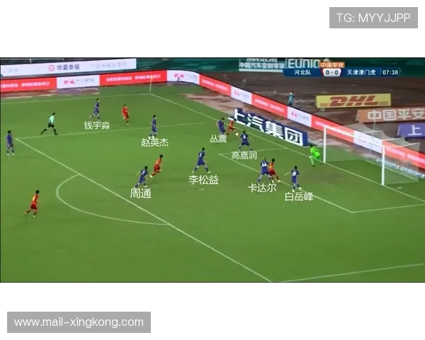 球队在禁区内进行“人盯人+区域混合防守”模拟课